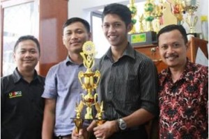 Taoufik Septiyana berfoto bersama dengan Wakil Rektor III Universitas Kuningan (Uniku) Dr. Dikdik Harjadi, M.Si beserta jajarannya.